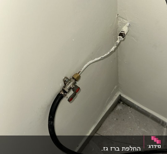 צינור גז מחובר לקיר בפינת חדר